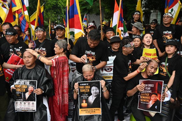 KOLKATA, INDIA - AUGUST 20: Members of the Tibetan community and local human rights activists shave their heads in protest to oppose Beijing s restrictive Promoting Ethnic Unity and Progress Law outside the Chinese Consulate General on August 20, 2026 in Kolkata, India. Protesters also observed the 49th-day traditional Buddhist mourning rites for activist Lobsang Palden (Lobga Rangzen), who committed self-immolation outside the United Nations headquarters in New York to draw global attention to conditions in Tibet. (Photo by Samir Jana Hindustan Times) Tibetan Activists Protesting Outside The Chinese Consulate In Kolkata Against Ethnic Unity Law