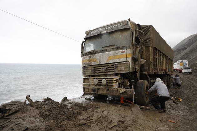 Heavy rains cause disaster on the South Pan-American Highway AREQUIPA, PERU - AUGUST 20: A view destruction after heavy rains that led to mudslides and landslides at Ocona, Camana province of Arequipa, Peru on August 20, 2026. The main problem is on the Pan-American Highway South, on the Ocona-Atico section, where mud, rocks, and debris have blocked traffic. Numerous buses, trucks, and private vehicles remain stranded, while passengers seek alternative routes to continue their journeys. Difficulties accessing food and fuel have also been reported. Ronald Mamani Villalba Anadolu Arequipa Peru. Editorial use only. Please get in touch for any other usage.  Copyright: x2026xAnadoluxRonaldxMamanixVillalbax