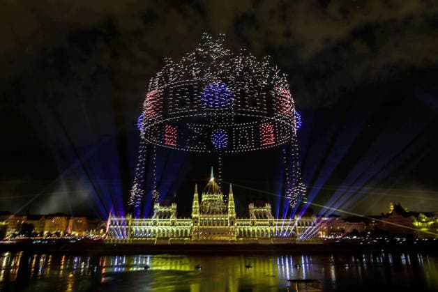 (260821) -- BUDAPEST, Aug. 21, 2026 -- A drone formation depicts the Holy Crown of Hungary at an evening show featuring fireworks, choreographed drone displays and light projections held to celebrate the Hungarian national day in Budapest, Hungary, Aug. 20, 2026. (Photo by Xinhua) HUNGARY-BUDAPEST-NATIONAL DAY-CELEBRATIONS-EVENING SHOW DavidxBalogh 