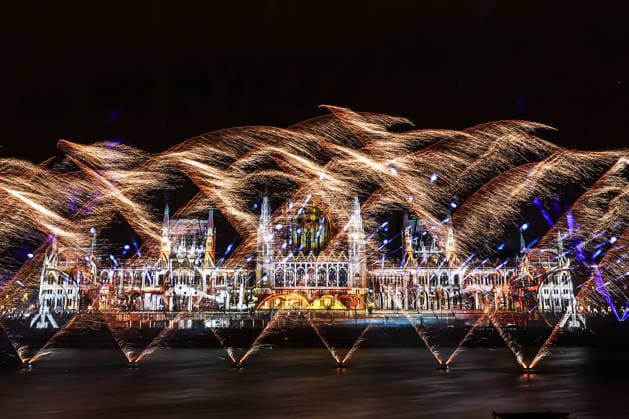 (260821) -- BUDAPEST, Aug. 21, 2026 -- An evening show featuring fireworks, choreographed drone displays and light projections is held to celebrate the Hungarian national day in Budapest, Hungary, Aug. 20, 2026. (Photo by Xinhua) HUNGARY-BUDAPEST-NATIONAL DAY-CELEBRATIONS-EVENING SHOW DavidxBalogh 
