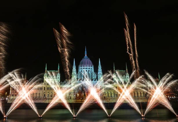 (260821) -- BUDAPEST, Aug. 21, 2026 -- An evening show featuring fireworks, choreographed drone displays and light projections is held to celebrate the Hungarian national day in Budapest, Hungary, Aug. 20, 2026. (Photo by Xinhua) HUNGARY-BUDAPEST-NATIONAL DAY-CELEBRATIONS-EVENING SHOW DavidxBalogh 