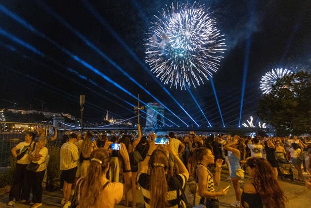 (260821) -- BUDAPEST, Aug. 21, 2026 -- An evening show featuring fireworks, choreographed drone displays and light projections is held to celebrate the Hungarian national day in Budapest, Hungary, Aug. 20, 2026. ) HUNGARY-BUDAPEST-NATIONAL DAY-CELEBRATIONS-EVENING SHOW HuxZhixuan 