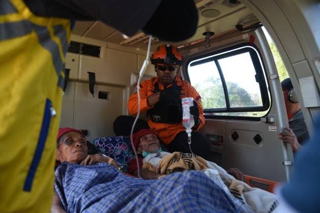 Aftermath of 7.7-magnitude earthquake in Indonesia EAST NUSA TENGGARA, INDONESIA - AUGUST 21 : (----EDITORIAL USE ONLY - MANDATORY CREDIT - INDONESIAN NATIONAL SEARCH AND RESCUE AGENCY (BASARNAS) HANDOUT - NO MARKETING NO ADVERTISING CAMPAIGNS - DISTRIBUTED AS A SERVICE TO CLIENTS----) Rescue personnel carry out medical evacuation using a helicopter after a magnitude 7.7 earthquake at North Lamba Leda area in East Nusa Tenggara, Indonesia on August 21, 2026. Basarnas Handout Anadolu East nusa tenggara Indonesia. Editorial use only. Please get in touch for any other usage.  Copyright: x2026xAnadoluxBasarnasx xHandoutx