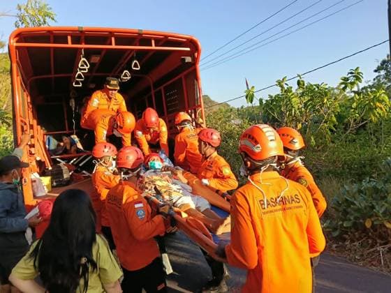 Aftermath of 7.7-magnitude earthquake in Indonesia EAST NUSA TENGGARA, INDONESIA - AUGUST 21 : (----EDITORIAL USE ONLY - MANDATORY CREDIT - INDONESIAN NATIONAL SEARCH AND RESCUE AGENCY (BASARNAS) HANDOUT - NO MARKETING NO ADVERTISING CAMPAIGNS - DISTRIBUTED AS A SERVICE TO CLIENTS----) Rescue personnel carry out medical evacuation using a helicopter after a magnitude 7.7 earthquake at North Lamba Leda area in East Nusa Tenggara, Indonesia on August 21, 2026. Basarnas Handout Anadolu East nusa tenggara Indonesia. Editorial use only. Please get in touch for any other usage.  Copyright: x2026xAnadoluxBasarnasx xHandoutx