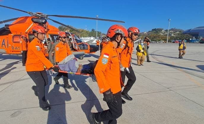 Aftermath of 7.7-magnitude earthquake in Indonesia EAST NUSA TENGGARA, INDONESIA - AUGUST 21 : (----EDITORIAL USE ONLY - MANDATORY CREDIT - INDONESIAN NATIONAL SEARCH AND RESCUE AGENCY (BASARNAS) HANDOUT - NO MARKETING NO ADVERTISING CAMPAIGNS - DISTRIBUTED AS A SERVICE TO CLIENTS----) Rescue personnel carry out medical evacuation using a helicopter after a magnitude 7.7 earthquake at North Lamba Leda area in East Nusa Tenggara, Indonesia on August 21, 2026. Basarnas Handout Anadolu East nusa tenggara Indonesia. Editorial use only. Please get in touch for any other usage.  Copyright: x2026xAnadoluxBasarnasx xHandoutx