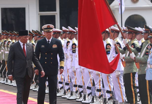 Chinese Defense Minister Dong Jun meets Indonesian counterpart in Jakarta JAKARTA, INDONESIA - AUGUST 21: Indonesian Defense Minister Sjafrie Sjamsoeddin (L) walks with Chinese Defense Minister Admiral Dong Jun (R) to inspect the honor guard upon arrival at the Indonesian Ministry of Defense headquarters in Jakarta, Indonesia, on Friday, August 21, 2026. Dong Jun s visit aims to strengthen bilateral relations and discuss various forms of military cooperation. Eko Siswono Toyudho Anadolu Jakarta Indonesia. Editorial use only. Please get in touch for any other usage.  Copyright: x2026xAnadoluxEkoxSiswonoxToyudhox
