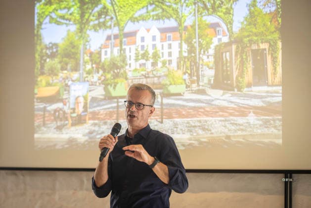 Volker Bajus (Bündnis 90 Die Grünen) hält Impulsvortrag zu einem Projekt, das bis zum Ende der Wahlperiode 2033 einen wichtigen Beitrag für die Entwicklung der Innenstadt, die Klimaresilienz und eine qualitätsvolle Baukultur leisten soll. - Öffentliches Podiumsgespräch des Vereins für Baukultur Osnabrück mit den OB-Kandidat*innen Robert Alferink (SPD), Volker Bajus (Bündnis 90 Die Grünen), Thomas Groß (Die Linke) und Katharina Pötter (CDU) im Museum Industriekultur in Osnabrück am 20.08.2026 Podiumsgespräch im MIK mit OB-Kandidaten Thema Wohnen *** Volker Bajus of Alliance 90 The Greens will deliver a keynote address on a project intended to make a significant contribution to the development of the downtown area, climate res