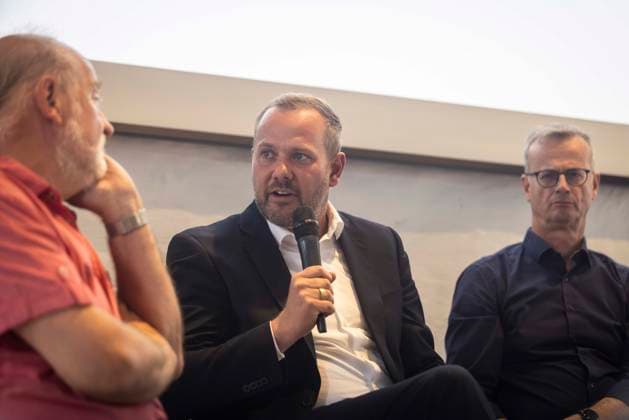 Diskussion im Fishbowl-Format mit Publikum und Robert Alferink am Mikro, Volker Bajus rechts daneben - Öffentliches Podiumsgespräch des Vereins für Baukultur Osnabrück mit den OB-Kandidat*innen Robert Alferink (SPD), Volker Bajus (Bündnis 90 Die Grünen), Katharina Pötter (CDU) und Thomas Groß (Die Linke) (von links sitzend) im Museum Industriekultur in Osnabrück am 20.08.2026 Podiumsgespräch im MIK mit OB-Kandidaten Thema Wohnen *** Fishbowl-style discussion with the audience and Robert Alferink at the microphone, Volker Bajus to his right. Public panel discussion hosted by the Osnabrück Association for Building Culture featuring mayoral candidates Robert Alferink (SPD), Volker Bajus (Alliance 90 The Greens), Katharina Pötter (CD