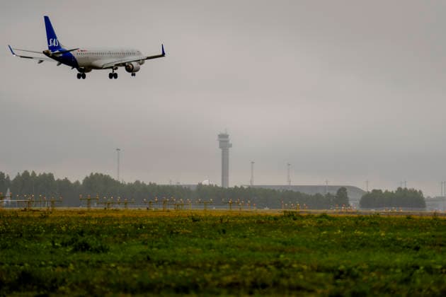 Flygelederforeningen gar ut i streik Gardermoen 20260821. En Embraer E195LR reg. nr. SE-RSJ SAS-fly lander pa Oslo lufthavn. Meklingen i oppgjoret for flygelederne pa norske flyplasser endte i brudd. Na blir det streik blant flygeledere pa Gardermoen og pa Flesland. Foto: Stian Lysberg Solum NTB Gardermoen Norge 2pezANnZywo EDITORIAL USE ONLY Ref:_BNC2pezANnZywo.jpg *** Air Traffic Controllers Association Goes on Strike Gardermoen 20260821 An Embraer E195LR, registration number SE RSJ, operated by SAS, lands at Oslo Airport. Mediation in the collective bargaining negotiations for air traffic controllers at Norwegian airports broke down. Now there will be a strike among airat Gardermoen and Flesland Photo: Stian Lysberg Solum, NTB  Copyright: xStianxLysbergxSolumx xNTBx