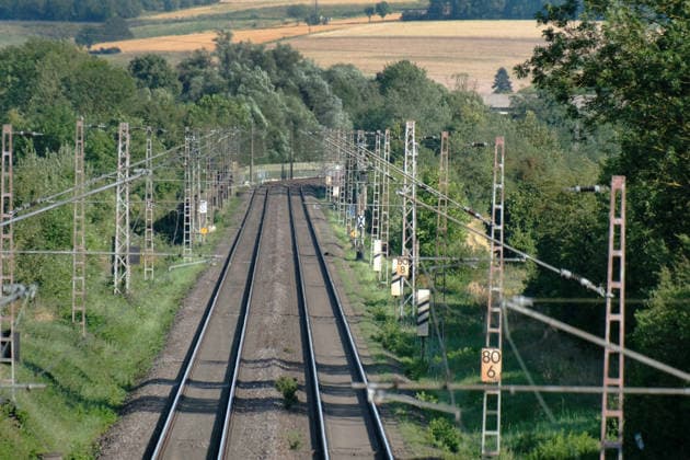 Einblicke bei einer Bahnfahrt mit Start in Goettingen Hbf nach Hannover Hbf auf der Strecke bei Northeim mit einer Regionalbahn RB oder mit dem RE Regionalexpress. Zugreise in Deutschland mit der Bahn.