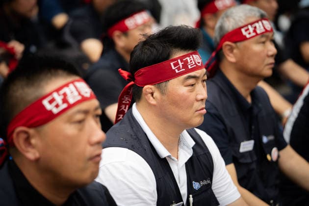 Hyundai Motor s Strike in Seoul, South Korea SEOUL, SOUTH KOREA - AUGUST 21: Hyundai Motor workers wearing protest headbands attend a joint strike rally at the company s headquarters in Seoul, South Korea, on August 21, 2026. Hwawon Lee Anadolu Seoul South Korea. Editorial use only. Please get in touch for any other usage.  Copyright: x2026xAnadoluxHwawonxLeex