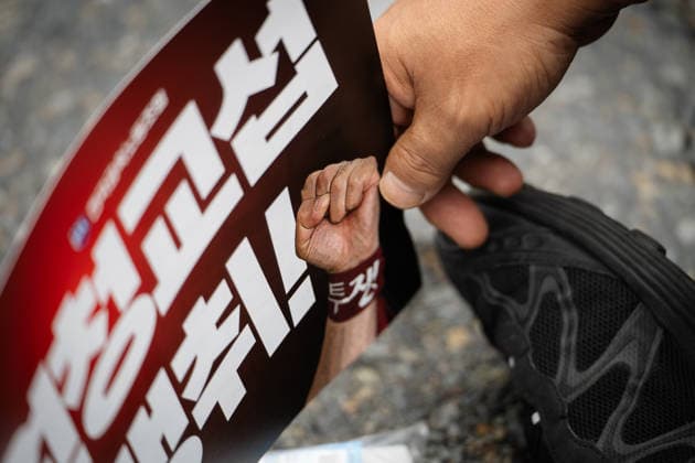 Hyundai Motor s Strike in Seoul, South Korea SEOUL, SOUTH KOREA - AUGUST 21: A Hyundai Motor worker holds a protest placard during a joint strike rally at the company s headquarters in Seoul, South Korea, on August 21, 2026. Hwawon Lee Anadolu Seoul South Korea. Editorial use only. Please get in touch for any other usage.  Copyright: x2026xAnadoluxHwawonxLeex