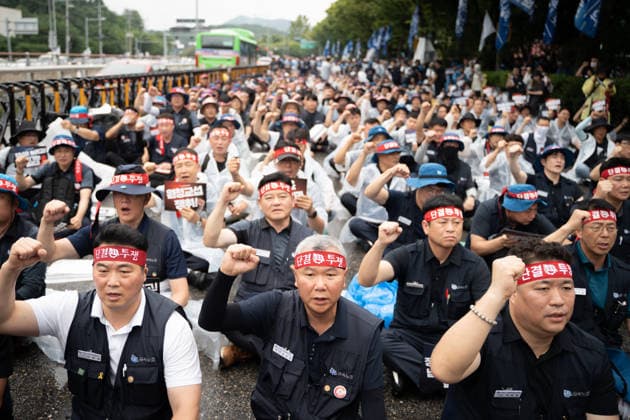 Hyundai Motor s Strike in Seoul, South Korea SEOUL, SOUTH KOREA - AUGUST 21: Hyundai Motor workers take part in a joint strike rally at the company s headquarters in Seoul, South Korea, on August 21, 2026. Hwawon Lee Anadolu Seoul South Korea. Editorial use only. Please get in touch for any other usage.  Copyright: x2026xAnadoluxHwawonxLeex