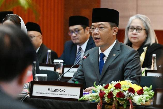 Chinese Foreign Minister Wang Yi in Jakarta JAKARTA, INDONESIA - AUGUST 21: (----EDITORIAL USE ONLY - MANDATORY CREDIT - INDONESIAN FOREIGN MINISTRY HANDOUT - NO MARKETING NO ADVERTISING CAMPAIGNS - DISTRIBUTED AS A SERVICE TO CLIENTS----) Chinese Foreign Minister Wang Yi (not seen) and Indonesian Foreign Minister Sugiono attend the Comprehensive Strategic Dialogue meeting at the Ministry of Foreign Affairs building in Jakarta, Indonesia, on August 21, 2026. The meeting focused on strengthening bilateral strategic partnerships, economic cooperation, regional stability, and joint diplomatic initiatives between China and Indonesia. Indonesian Foreign Ministry Handout Anadolu Jakarta Indonesia. Editorial use only. Please get in touch  Copyright: x2026xAnadoluxIndonesianxForeignxMinistryx xHandoutx