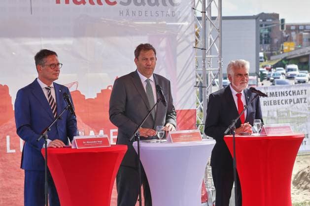 Halle (Saale), Sachsen-Anhalt, Deutschland, 20.08.2026: Riebeckplatz: Spatenstich Umbau Riebeckplatz : Oberbürgermeister Halle (Saale) Alexander Vogt (parteilos), Bundesminister der Finanzen Lars Klingbeil (SPD) und Armin Willingmann (SPD) *** Halle (Saale), Saxony-Anhalt, Germany, August 20, 2026: Groundbreaking ceremony for the renovation of Riebeckplatz. Alexander Vogt, Mayor of Halle (Saale) (independent); Lars Klingbeil, Federal Minister of Finance (SPD); and Armin Willingmann (SPD) Copyright: xdtsxNachrichtenagenturx dts_130686