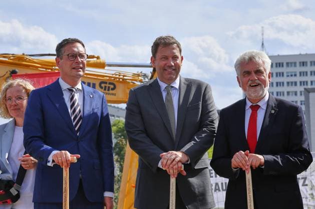 Halle (Saale), Sachsen-Anhalt, Deutschland, 20.08.2026: Riebeckplatz: Spatenstich Umbau Riebeckplatz : unter anderem Oberbürgermeister Halle (Saale) Alexander Vogt (parteilos), Bundesminister der Finanzen Lars Klingbeil (SPD) und Armin Willingmann (SPD) *** Halle Saale, Saxony-Anhalt, Germany, August 20, 2026: Groundbreaking ceremony for the Riebeckplatz renovation project, attended by, among others, Alexander Vogt, Mayor of Halle Saale (independent); Lars Klingbeil, Federal Minister of Finance (SPD); and Armin Willingmann (SPD) Copyright: xdtsxNachrichtenagenturx dts_130687