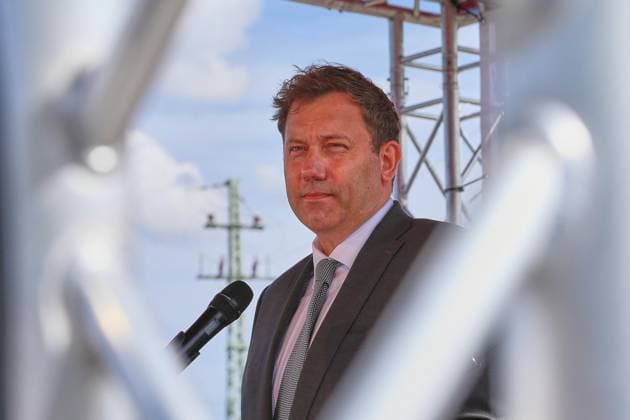 Halle (Saale), Sachsen-Anhalt, Deutschland, 20.08.2026: Riebeckplatz: Spatenstich Umbau Riebeckplatz : Bundesminister der Finanzen Lars Klingbeil (SPD) *** Halle an der Saale, Saxony-Anhalt, Germany, August 20, 2026: Groundbreaking ceremony for the Riebeckplatz renovation project; Federal Minister of Finance Lars Klingbeil (SPD) Copyright: xdtsxNachrichtenagenturx dts_130688