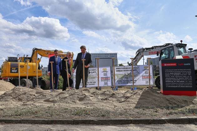Halle (Saale), Sachsen-Anhalt, Deutschland, 20.08.2026: Riebeckplatz: Spatenstich Umbau Riebeckplatz : unter anderem Oberbürgermeister Halle (Saale) Alexander Vogt (parteilos), Armin Willingmann (SPD),Bundesminister der Finanzen Lars Klingbeil (SPD) *** Halle (Saale), Saxony-Anhalt, Germany, August 20, 2026: Groundbreaking ceremony for the renovation of Riebeckplatz. Attendees included, among others, Alexander Vogt, Mayor of Halle (Saale) (independent); Armin Willingmann (SPD); and Lars Klingbeil (SPD), Federal Minister of Finance. Copyright: xdtsxNachrichtenagenturx dts_130708