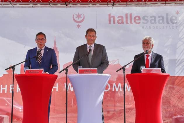 Halle (Saale), Sachsen-Anhalt, Deutschland, 20.08.2026: Riebeckplatz: Spatenstich Umbau Riebeckplatz : Oberbürgermeister Halle (Saale) Alexander Vogt (parteilos), Bundesminister der Finanzen Lars Klingbeil (SPD) und Armin Willingmann (SPD) *** Halle Saale, Saxony-Anhalt, Germany, August 20, 2026: Groundbreaking Ceremony for the Riebeckplatz Renovation Project. Alexander Vogt, Mayor of Halle Saale (Independent); Lars Klingbeil, Federal Minister of Finance (SPD); and Armin Willingmann (SPD) Copyright: xdtsxNachrichtenagenturx dts_130715