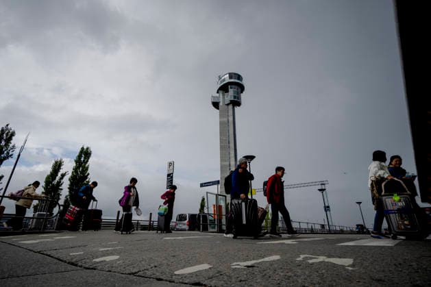 Flygelederforeningen gar ut i streik Gardermoen 20260821. Passasjerer gar forbi flytarnet pa Oslo lufthavn. Meklingen i oppgjoret for flygelederne pa norske flyplasser endte i brudd. Na blir det streik blant flygeledere pa Gardermoen og pa Flesland. Foto: Stian Lysberg Solum NTB Gardermoen Norge HHaFGkFu8gc EDITORIAL USE ONLY Ref:_BNCHHaFGkFu8gc.jpg *** Air Traffic Controllers Association Goes on Strike at Gardermoen, August 21, 2026 Passengers walk past the control tower at Oslo Airport. Mediation in the labor dispute involving air traffic controllers at Norwegian airports broke down. Now there will be a strike among air traffic controllers at Gardermoen and at Flesland Photo: Stian Lysberg Solum NTB Gardermoen Norway HHaFGkFu  Copyright: xStianxLysbergxSolumx xNTBx