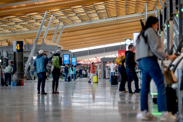Flygelederforeningen gar ut i streik Gardermoen 20260821. Passasjerer i avgangshallen pa Oslo lufthavn. Meklingen i oppgjoret for flygelederne pa norske flyplasser endte i brudd. Na blir det streik blant flygeledere pa Gardermoen og pa Flesland. Foto: Stian Lysberg Solum NTB Gardermoen Norge kbBra6npmqs EDITORIAL USE ONLY Ref:_BNCkbBra6npmqs.jpg *** Air Traffic Controllers Association Goes on Strike at Gardermoen 20260821 Passengers in the departure hall at Oslo Airport. Mediation in the collective bargaining agreement for air traffic controllers at Norwegian airports ended in a breakdown. Now there will be a strike among air traffic controllers at Gardermoen and at Flesland Photo: Stian Lysberg Solum, NTB, Gardermoen, Norway kbB  Copyright: xStianxLysbergxSolumx xNTBx