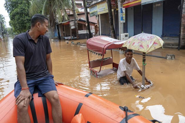 Heavy monsoon rains cause floodings in Assam GUWAHATI, ASSAM, INDIA - AUGUST 21: A cycle rickshaw driver navigates through deep floodwaters as an inflatable rescue boat passes through a waterlogged neighbourhood following heavy monsoon rainfall in Guwahati, India on August 21, 2026. David Talukdar Anadolu Guwahati India. Editorial use only. Please get in touch for any other usage.  Copyright: x2026xAnadoluxDavidxTalukdarx