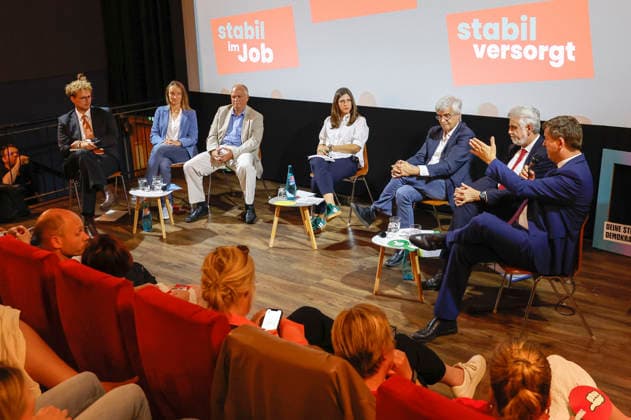 Tim Kehrwieder, Claudia Wittig, Thomas Lippmann, Susann Böttcher, Olaf Meister, Armin Willigmann und Sven Schulze beim Politsnak des DGB Halle-Dessau und des Landesbüros Sachsen-Anhalt im Puschkino. Halle (Saale), 20.08.2026 *** Tim Kehrwieder, Claudia Wittig, Thomas Lippmann, Susann Böttcher, Olaf Meister, Armin Willigmann, and Sven Schulze at the political discussion hosted by the DGB Halle-Dessau and the Saxony-Anhalt State Office at the Puschkino in Halle-Saale, August 20, 2026 Foto:xR.xStoffelsx xFuturexImagex politsnack_6801