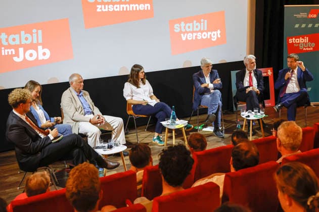 Tim Kehrwieder, Claudia Wittig, Thomas Lippmann, Susann Böttcher, Olaf Meister, Armin Willigmann und Sven Schulze beim Politsnak des DGB Halle-Dessau und des Landesbüros Sachsen-Anhalt im Puschkino. Halle (Saale), 20.08.2026 *** Tim Kehrwieder, Claudia Wittig, Thomas Lippmann, Susann Böttcher, Olaf Meister, Armin Willigmann, and Sven Schulze at the political discussion hosted by the DGB Halle-Dessau and the Saxony-Anhalt State Office at the Puschkino in Halle-Saale, August 20, 2026 Foto:xR.xStoffelsx xFuturexImagex politsnack_6802