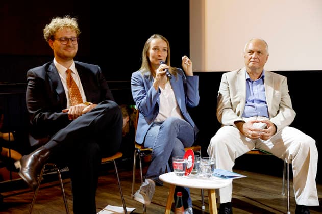 Tim Kehrwieder, Claudia Wittig und Thomas Lippmann beim Politsnak des DGB Halle-Dessau und des Landesbüros Sachsen-Anhalt im Puschkino. Halle (Saale), 20.08.2026 *** Tim Kehrwieder, Claudia Wittig, and Thomas Lippmann at the political discussion hosted by the DGB Halle-Dessau and the Saxony-Anhalt Regional Office at the Puschkino in Halle-Saale, August 20, 2026 Foto:xR.xStoffelsx xFuturexImagex politsnack_6805
