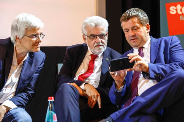 Olaf Meister, Armin Willigmann und Sven Schulze beim Politsnak des DGB Halle-Dessau und des Landesbüros Sachsen-Anhalt im Puschkino. Halle (Saale), 20.08.2026 *** Olaf Meister, Armin Willigmann, and Sven Schulze at the political discussion hosted by the DGB Halle-Dessau and the Saxony-Anhalt Regional Office at the Puschkino in Halle-Saale, August 20, 2026 Foto:xR.xStoffelsx xFuturexImagex politsnack_6809