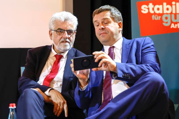 Armin Willigmann und Sven Schulze beim Politsnak des DGB Halle-Dessau und des Landesbüros Sachsen-Anhalt im Puschkino. Halle (Saale), 20.08.2026 *** Armin Willigmann and Sven Schulze at the political discussion hosted by the DGB Halle-Dessau and the Saxony-Anhalt Regional Office at the Puschkino in Halle-Saale, August 20, 2026 Foto:xR.xStoffelsx xFuturexImagex politsnack_6810