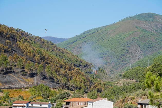 Encouraging developments in the Pinofranqueado, Cáceres, wildfire allow all evacuees to return home. A column of smoke rises from the forest on August 21, 2026, in Nunomoral, Cáceres, Extremadura, Spain. All residents evacuated due to the Pinofranqueado fire, which broke out last Tuesday, August 18, can now return to their homes after a night of work that has kept the fire under control, and the fire is expected to be stabilized sometime today, August 21, 2026. FOREST FIRE NATURAL DISASTER EVACUEES LAS HURDES Nunomoral, Cáceres, Extremadura Nunomoral, Cáceres, Extremadura, Spain  Copyright: xCarlosxCriadox 7723766