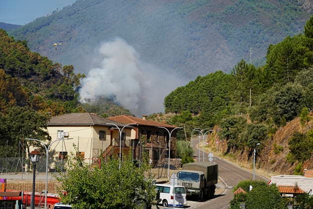 Encouraging developments in the Pinofranqueado, Cáceres, wildfire allow all evacuees to return home. A column of smoke rises from the forest on August 21, 2026, in Nunomoral, Cáceres, Extremadura, Spain. All residents evacuated due to the Pinofranqueado fire, which broke out last Tuesday, August 18, can now return to their homes after a night of work that has kept the fire under control, and the fire is expected to be stabilized sometime today, August 21, 2026. FOREST FIRE NATURAL DISASTER EVACUEES LAS HURDES Nunomoral, Cáceres, Extremadura Nunomoral, Cáceres, Extremadura, Spain  Copyright: xCarlosxCriadox 7723768