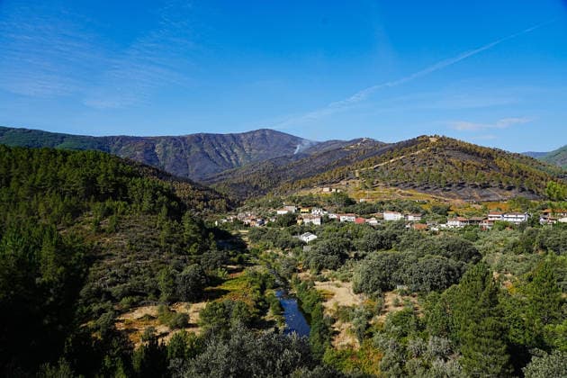 Encouraging developments in the Pinofranqueado, Cáceres, wildfire allow all evacuees to return home View of the landscape in Nunomoral with a column of smoke rising from the forest, on August 21, 2026, in Nunomoral, Cáceres, Extremadura, Spain. All residents evacuated due to the Pinofranqueado fire that broke out last Tuesday, August 18, can now return to their homes after a night of work that has kept the fire under control, and the fire is expected to be stabilized sometime today, August 21, 2026. FOREST FIRE NATURAL DISASTER EVACUEES LAS HURDES Nunomoral, Cáceres, Extremadura Nunomoral, Cáceres, Extremadura, Spain  Copyright: xCarlosxCriadox 7723772