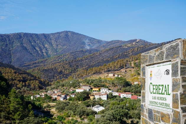Encouraging developments in the Pinofranqueado, Cáceres, wildfire allow all evacuees to return home View of the landscape in Nunomoral with a column of smoke rising from the forest, on August 21, 2026, in Nunomoral, Cáceres, Extremadura, Spain. All residents evacuated due to the Pinofranqueado fire that broke out last Tuesday, August 18, can now return to their homes after a night of work that has kept the fire under control, and the fire is expected to be stabilized sometime today, August 21, 2026. FOREST FIRE NATURAL DISASTER EVACUEES LAS HURDES Nunomoral, Cáceres, Extremadura Nunomoral, Cáceres, Extremadura, Spain  Copyright: xCarlosxCriadox 7723773