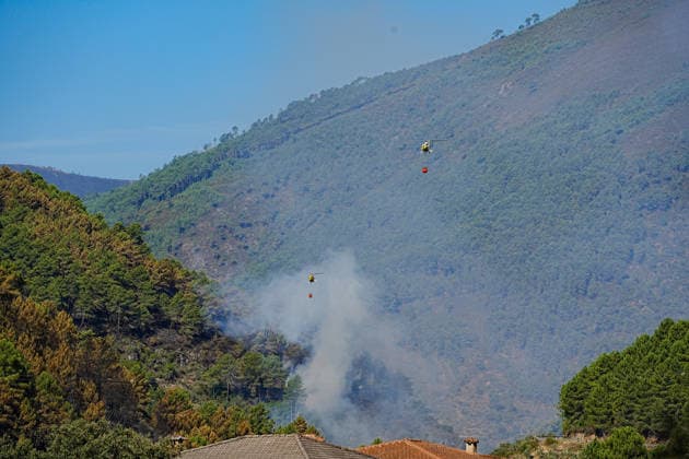 Encouraging developments in the Pinofranqueado, Cáceres, fire allow all evacuees to return home. Several helicopters are working to extinguish a fire on August 21, 2026, in Nunomoral, Cáceres, Extremadura, Spain. All residents evacuated due to the Pinofranqueado fire, which broke out last Tuesday, August 18, can now return to their homes after a night of work that has kept the fire under control, and the fire is expected to be stabilized later today, August 21, 2026. FOREST FIRE NATURAL DISASTER EVACUEES LAS HURDES Nunomoral, Cáceres, Extremadura Nunomoral, Cáceres, Extremadura, Spain  Copyright: xCarlosxCriadox 7723780