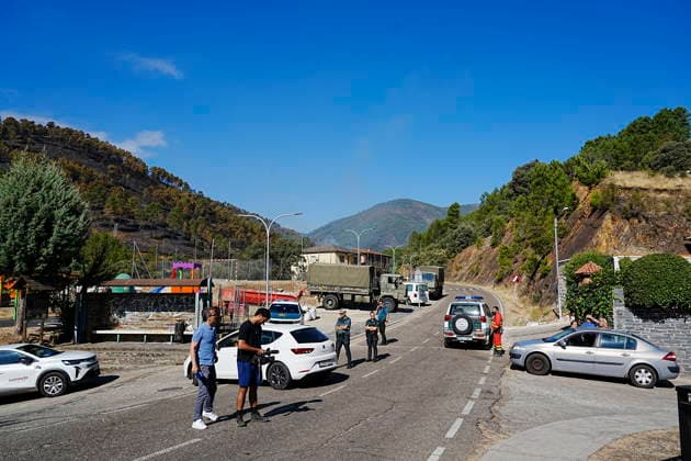 Encouraging developments in the Pinofranqueado, Cáceres, wildfire allow all evacuees to return home Journalists and Civil Guard officers gather on the road to Nunomoral on August 21, 2026, in Nunomoral, Cáceres, Extremadura, Spain. All residents evacuated due to the Pinofranqueado wildfire that broke out last Tuesday, August 18, can now return to their homes after a night of work that has kept the fire under control, and which is expected to be deemed stabilized sometime today, August 21, 2026. FOREST FIRE NATURAL DISASTER EVACUEES LAS HURDES CIVIL GUARD Nunomoral, Cáceres, Extremadura. Nunomoral, Cáceres, Extremadura, Spain  Copyright: xCarlosxCriadox 7723789