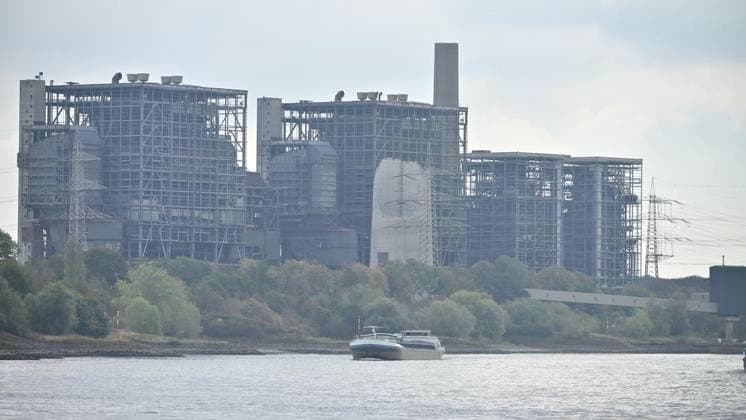 Sprengung Steag Kraftwerk ** NUR FÜR REDAKTIONELLE ZWECKE ** EDITORIAL USE ONLY **<p>Das Kesselhaus auf dem Gelände des alten Steag Kraftwerks wird gesprengt, am Freitag den 21. August 2026 in Voerde. Deutschland Nordrhein-Westfalen Voerde Copyright: Foto:xLarsxFröhlich *** Demolition of the Steag Power Plant ** FOR EDITORIAL USE ONLY ** EDITORIAL USE ONLY ** p The boiler house on the grounds of the old Steag power plant is being demolished on Friday, August 21, 2026, in Voerde, Germany, North Rhine-Westphalia, Voerde. Copyright photo: xLarsxFröhlich Copyright: Foto:xLarsxFröhlich doc87957z1ysja180dyfw6a ,EDITORIAL USE ONLY