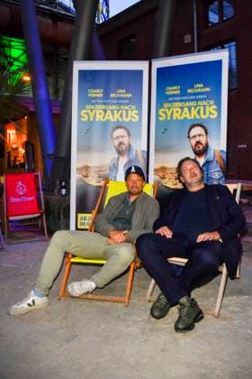 ABB HUEBNER_ Charly Huebner Schauspieler Lars Jessen Regisseur bei der NRW Kino Film Premiere Spaziergang nach Syrakus im Freilicht Kino Stadtwerke Sommerkino Landschaftspark am 20.AUGUST 2026 in Duisburg NRW Deutschland *** ABB HUEBNER Charly Huebner, actor; Lars Jessen, director, at the NRW Kino film premiere of *Walk to Syracuse* at the Stadtwerke Summer Cinema in the Landschaftspark on August 20, 2026, in Duisburg, North Rhine-Westphalia, Germany