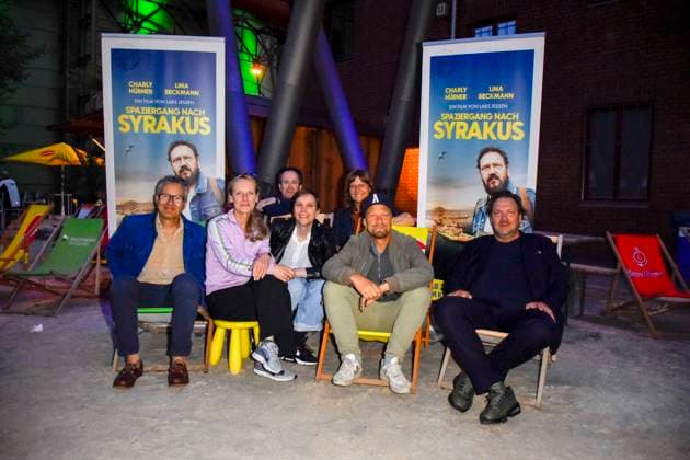 ABB HUEBNER_ Christoph Friedel Fee Buck Claudia Steffen Panorama Film Koeln Lars Jessen Regisseur Charly Huebner Schauspieler bei der NRW Kino Film Premiere Spaziergang nach Syrakus im Freilicht Kino Stadtwerke Sommerkino Landschaftspark am 20.AUGUST 2026 in Duisburg NRW Deutschland *** ABB HUEBNER Christoph Friedel Fee Buck Claudia Steffen Panorama Film Cologne Lars Jessen (director) Charly Huebner (actor) at the NRW Kino film premiere of *A Walk to Syracuse* at the Stadtwerke Open-Air Summer Cinema in the Landscape Park on August 20, 2026, in Duisburg, NRW, Germany