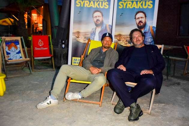 ABB HUEBNER_ Charly Huebner Schauspieler Lars Jessen Regisseur bei der NRW Kino Film Premiere Spaziergang nach Syrakus im Freilicht Kino Stadtwerke Sommerkino Landschaftspark am 20.AUGUST 2026 in Duisburg NRW Deutschland *** ABB HUEBNER, Charly Huebner, actor; Lars Jessen, director, at the NRW Kino film premiere of *A Walk to Syracuse* at the Stadtwerke Summer Cinema in the Landschaftspark on August 20, 2026, in Duisburg, NRW, Germany