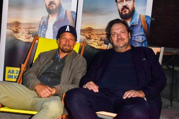 ABB HUEBNER_ Charly Huebner Schauspieler Lars Jessen Regisseur bei der NRW Kino Film Premiere Spaziergang nach Syrakus im Freilicht Kino Stadtwerke Sommerkino Landschaftspark am 20.AUGUST 2026 in Duisburg NRW Deutschland *** ABB HUEBNER, Charly Huebner, actor; Lars Jessen, director, at the NRW Kino film premiere of *A Walk to Syracuse* at the Stadtwerke Summer Cinema in the Landschaftspark on August 20, 2026, in Duisburg, NRW, Germany