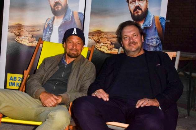 ABB HUEBNER_ Charly Huebner Schauspieler Lars Jessen Regisseur bei der NRW Kino Film Premiere Spaziergang nach Syrakus im Freilicht Kino Stadtwerke Sommerkino Landschaftspark am 20.AUGUST 2026 in Duisburg NRW Deutschland *** ABB HUEBNER Charly Huebner, actor; Lars Jessen, director, at the NRW Kino film premiere of *A Walk to Syracuse* at the Stadtwerke Summer Cinema in the Landschaftspark on August 20, 2026, in Duisburg, NRW, Germany
