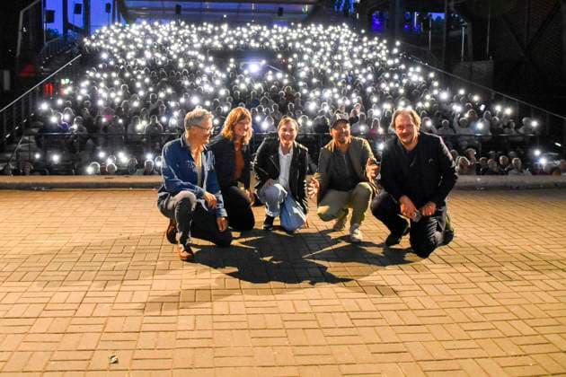 ABB HUEBNER_ Christoph Friedel Fee Buck Claudia Steffen Panorama Film Koeln Lars Jessen Regisseur Charly Huebner Schauspieler Handy Lichter der Besucher bei der NRW Kino Film Premiere Spaziergang nach Syrakus im Freilicht Kino Stadtwerke Sommerkino Landschaftspark am 20.AUGUST 2026 in Duisburg NRW Deutschland *** ABB HUEBNER Christoph Friedel Fee Buck Claudia Steffen Panorama Film Cologne Lars Jessen Director Charly Huebner Actor Cell phone lights from the audience at the NRW Kino film premiere of *A Walk to Syracuse* at the Stadtwerke Summer Cinema in the Landschaftspark on August 20, 2026, in Duisburg NRW, Germany
