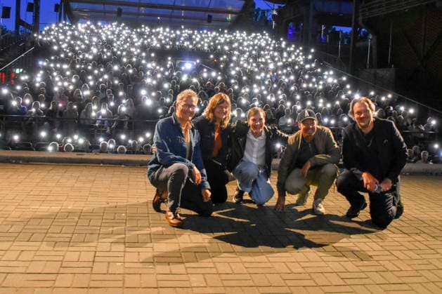 ABB HUEBNER_ Christoph Friedel Fee Buck Claudia Steffen Panorama Film Koeln Lars Jessen Regisseur Charly Huebner Schauspieler Handy Lichter der Besucher bei der NRW Kino Film Premiere Spaziergang nach Syrakus im Freilicht Kino Stadtwerke Sommerkino Landschaftspark am 20.AUGUST 2026 in Duisburg NRW Deutschland *** ABB HUEBNER Christoph Friedel Fee Buck Claudia Steffen Panorama Film Cologne Lars Jessen Director Charly Huebner Actor Cell phone lights from the audience at the NRW Kino film premiere of *A Walk to Syracuse* at the Stadtwerke Summer Cinema in the Landschaftspark on August 20, 2026, in Duisburg NRW, Germany