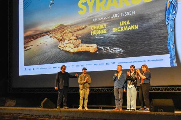 ABB HUEBNER_ Cast Produktion Charly Huebner Schauspieler Lars Jessen Regisseur Handy Lichter der Besucher bei der NRW Kino Film Premiere Spaziergang nach Syrakus im Freilicht Kino Stadtwerke Sommerkino Landschaftspark am 20.AUGUST 2026 in Duisburg NRW Deutschland *** ABB HUEBNER Cast Production Charly Huebner, Actor Lars Jessen, Director, Cell Phones, Lights from the Audience at the NRW Cinema Film Premiere of *A Walk to Syracuse* at the Stadtwerke Open-Air Summer Cinema in Landschaftspark on August 20, 2026, in Duisburg, NRW, Germany