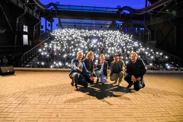 ABB HUEBNER_ Christoph Friedel Fee Buck Claudia Steffen Panorama Film Koeln Lars Jessen Regisseur Charly Huebner Schauspieler Handy Lichter der Besucher bei der NRW Kino Film Premiere Spaziergang nach Syrakus im Freilicht Kino Stadtwerke Sommerkino Landschaftspark am 20.AUGUST 2026 in Duisburg NRW Deutschland *** ABB HUEBNER Christoph Friedel Fee Buck Claudia Steffen Panorama Film Cologne Lars Jessen Director Charly Huebner Actor Cell Phone Lights from the audience at the NRW Kino film premiere of *A Walk to Syracuse* at the Stadtwerke Summer Cinema in the Landschaftspark on August 20, 2026, in Duisburg NRW, Germany