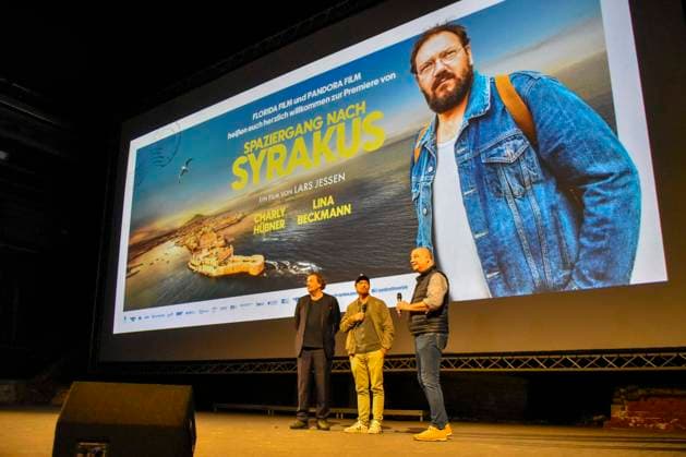 ABB HUEBNER_ Charly Huebner Schauspieler Lars Jessen Regisseur und Michael Beckmann bei der NRW Kino Film Premiere Spaziergang nach Syrakus im Freilicht Kino Stadtwerke Sommerkino Landschaftspark am 20.AUGUST 2026 in Duisburg NRW Deutschland *** ABB HUEBNER, Charly Huebner, actor Lars Jessen, director, and Michael Beckmann at the NRW Kino film premiere of *A Walk to Syracuse* at the Stadtwerke Summer Cinema in the Landschaftspark on August 20, 2026, in Duisburg, NRW, Germany