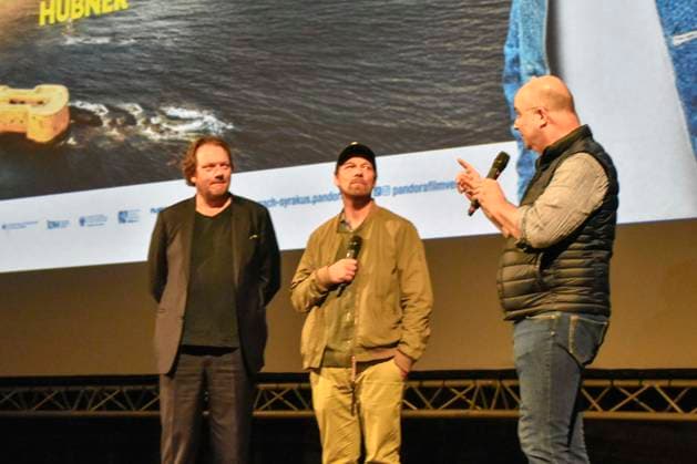 ABB HUEBNER_ Charly Huebner Schauspieler Lars Jessen Regisseur und Michael Beckmann bei der NRW Kino Film Premiere Spaziergang nach Syrakus im Freilicht Kino Stadtwerke Sommerkino Landschaftspark am 20.AUGUST 2026 in Duisburg NRW Deutschland *** ABB HUEBNER, Charly Huebner, actor Lars Jessen, director, and Michael Beckmann at the NRW Kino film premiere of *A Walk to Syracuse* at the Stadtwerke Summer Cinema in the Landschaftspark on August 20, 2026, in Duisburg, NRW, Germany