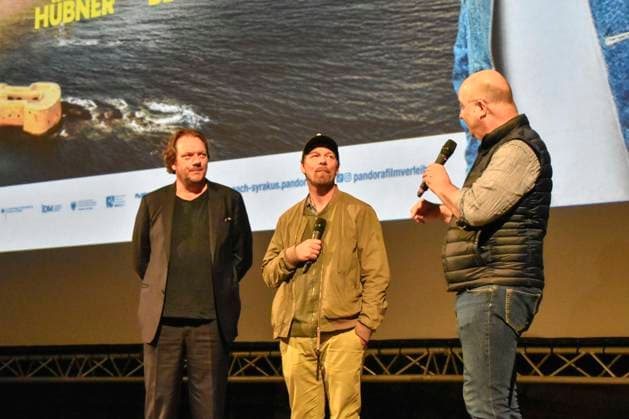 ABB HUEBNER_ Charly Huebner Schauspieler Lars Jessen Regisseur und Michael Beckmann bei der NRW Kino Film Premiere Spaziergang nach Syrakus im Freilicht Kino Stadtwerke Sommerkino Landschaftspark am 20.AUGUST 2026 in Duisburg NRW Deutschland *** ABB HUEBNER, Charly Huebner, actor Lars Jessen, director, and Michael Beckmann at the NRW Kino film premiere of *A Walk to Syracuse* at the Stadtwerke Summer Cinema in the Landschaftspark on August 20, 2026, in Duisburg, NRW, Germany